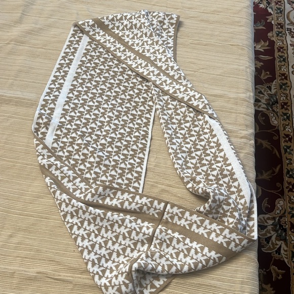 Michael Kors MK Scarf 100% Acrylic infinity scarf MK White and beige - Picture 4 of 10